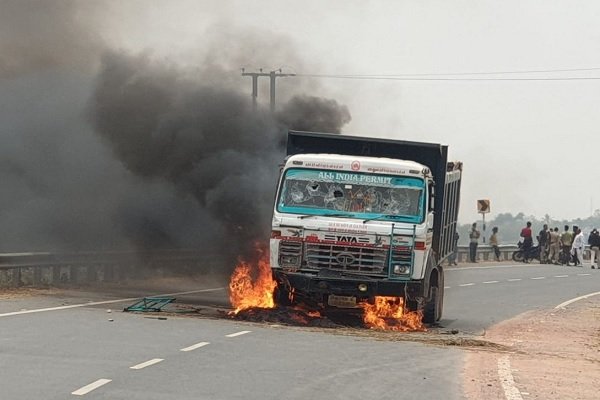 एक साथ उठी तीन नाबालिग बहनों की अर्थी, रो पड़ा पूरा गांव एक साथ उठी तीन नाबालिग बहनों की अर्थी, रो पड़ा पूरा गांव
