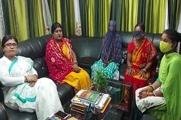 जमशेदपुर की लड़की को बेच डाला कोटा में, देखें वीडियो... जमशेदपुर की लड़की को बेच डाला कोटा में, देखें वीडियो...