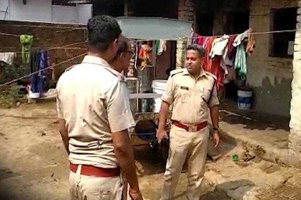 पत्नी को तड़पता छोड़, बच्चों को किया कमरे में बंद... और फिर पत्नी को तड़पता छोड़, बच्चों को किया कमरे में बंद... और फिर