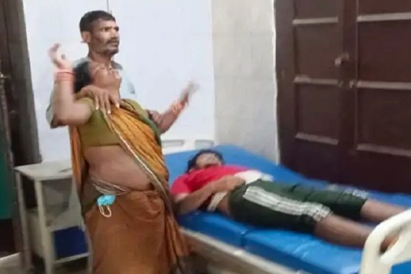 मां-बाप के सामने बीच सड़क पर मर गया जवान लड़का, देखें कैसे… मां-बाप के सामने बीच सड़क पर मर गया जवान लड़का, देखें कैसे…
