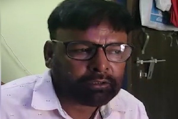 जमीन का लफड़ा, घर में मारा बम... देखें वीडियो जमीन का लफड़ा, घर में मारा बम... देखें वीडियो