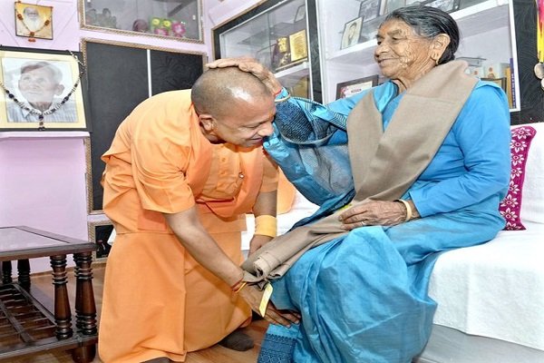 मां के पैर छू भावुक हुये सीएम योगी, बिताये लम्हों को याद कर किया यह ट्वीट मां के पैर छू भावुक हुये सीएम योगी, बिताये लम्हों को याद कर किया यह ट्वीट