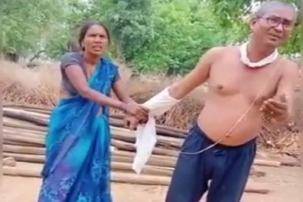 राजस्व कर्मचारी को बंधक बना कर पीटा, देखें... राजस्व कर्मचारी को बंधक बना कर पीटा, देखें...