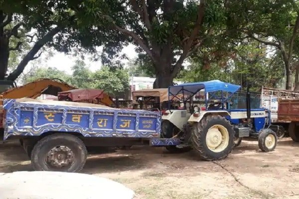 अवैध बालू लदे सात ट्रैक्टर जब्त, 3 तस्कर गिरफ्तार अवैध बालू लदे सात ट्रैक्टर जब्त, 3 तस्कर गिरफ्तार