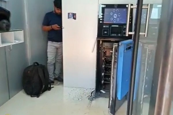 थाना से महज 200 मीटर दूर ATM मशीन काट उड़ा लिये 12.86 लाख... देखें वीडियो थाना से महज 200 मीटर दूर ATM मशीन काट उड़ा लिये 12.86 लाख... देखें वीडियो