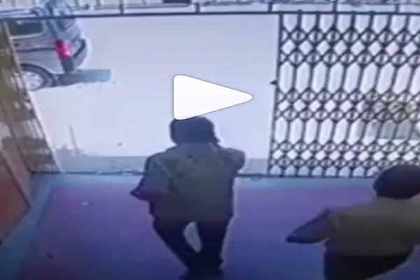 दबंग जमीन कारोबारी कमल भूषण को Shoot करने का देखें LIVE वीडियो दबंग जमीन कारोबारी कमल भूषण को Shoot करने का देखें LIVE वीडियो
