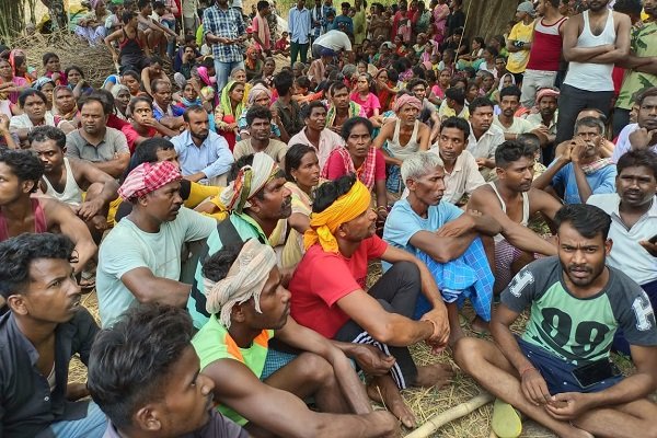गैंगरेप के इल्जाम में दो को जिंदा जलाया... देखें गैंगरेप के इल्जाम में दो को जिंदा जलाया... देखें