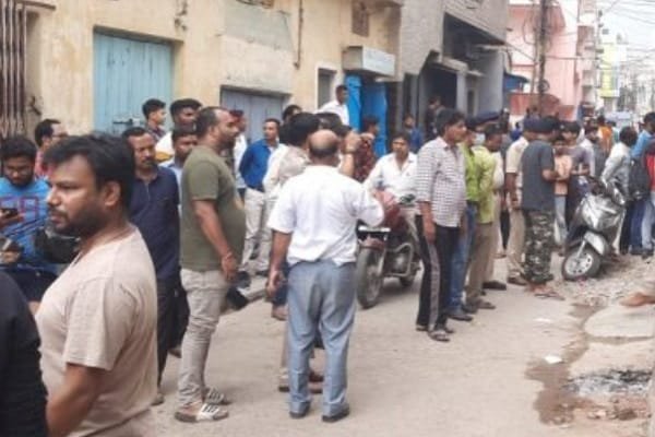 रांची के भीड़-भाड़ वाले इलाके में दिनदहाड़े घर में घुसकर मारी गोली... देखें रांची के भीड़-भाड़ वाले इलाके में दिनदहाड़े घर में घुसकर मारी गोली... देखें