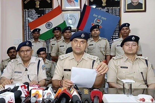 जमीन कारोबारी कमल भूषण हत्याकांड में समधन सुशीला भी गिरफ्तार जमीन कारोबारी कमल भूषण हत्याकांड में समधन सुशीला भी गिरफ्तार