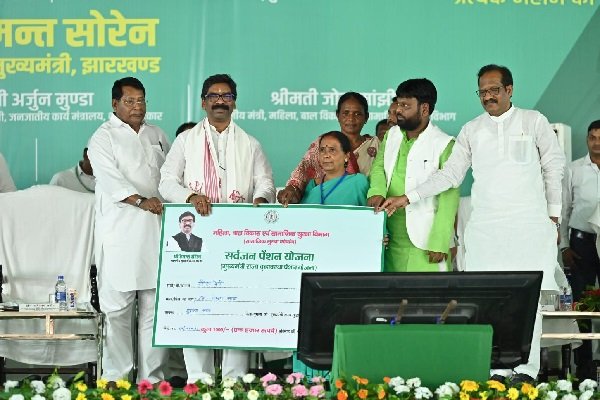 झारखंडी सरकार गरीब-गुरुबा को देगी पेंशन और राशन का अधिकार : CM Hemant झारखंडी सरकार गरीब-गुरुबा को देगी पेंशन और राशन का अधिकार : CM Hemant