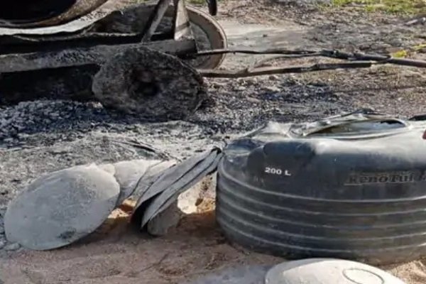 उग्रवादियों का तांडव : मिक्सर मशीन से डीजल निकाल उसे ही फूंक डाला... देखें उग्रवादियों का तांडव : मिक्सर मशीन से डीजल निकाल उसे ही फूंक डाला... देखें