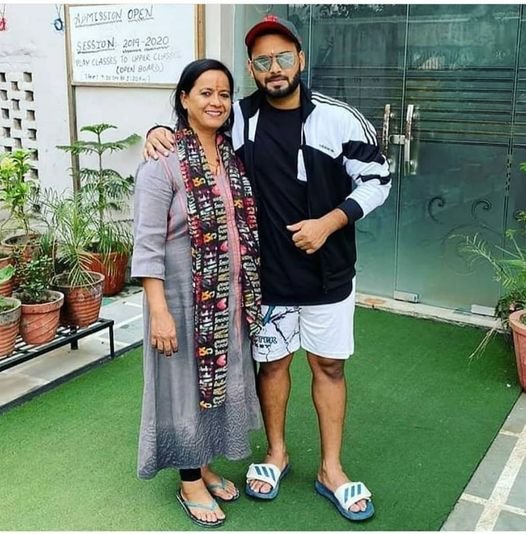 Rishabh Pant with mother