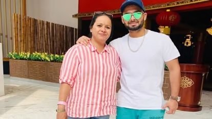 Rishabh Pant with mother