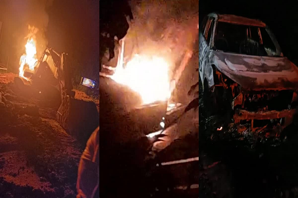 नक्सलियों का कोहराम, एक साथ फूंक डाली कई गाड़ियां नक्सलियों का कोहराम, एक साथ फूंक डाली कई गाड़ियां