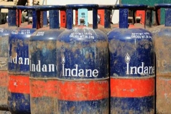 नये साल में सस्ता हुआ गैस सिलेंडर, जानें कीमत नये साल में सस्ता हुआ गैस सिलेंडर, जानें कीमत