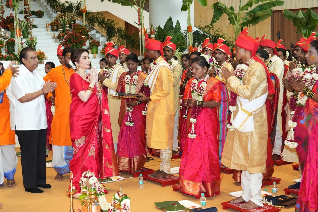 अंबानी की शादी में बम! इंजीनियर अरेस्ट... अंबानी की शादी में बम! इंजीनियर अरेस्ट...