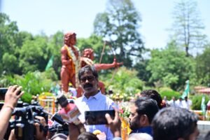 मोरहाबादी पहुंचे CM, हूल के नायकों को किया नमन…