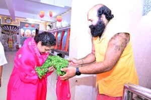 पत्नी संग तपोवन मंदिर पहुंचे CM हेमंत सोरेन… देखें