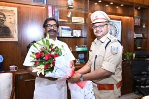 CM आवास में खाकी के नये चेहरों से रूबरू हुये हेमंत सोरेन…