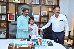 7 साल के इशांक ने रचा इतिहास, CM हेमंत ने किया सम्मानित