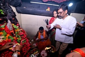 मां दिउड़ी की शरण में CM हेमंत सोरेन, मांगी दुआ…