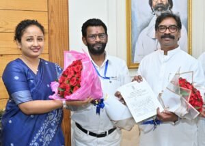 राज्यसभा पहुंचते ही CM हेमंत सोरेन से मिले बैद्यनाथ राम…