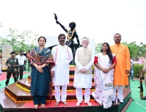 धरती आबा को झारखंड का नमन, गवर्नर-CM पहुंचे कोकर… देखें