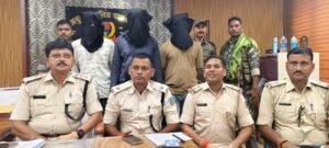 हजारीबाग के होटल में रेड, हथियार के साथ 3 युवक अरेस्ट…