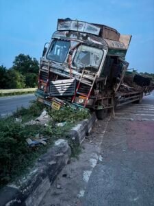 एक ही रात में भिड़ी 9 गाड़ियां, देखें डरावनी तस्वीरें…