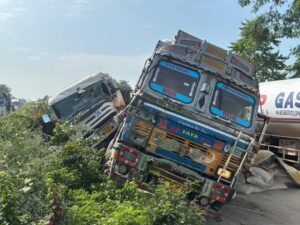 एक ही रात में भिड़ी 9 गाड़ियां, देखें डरावनी तस्वीरें…