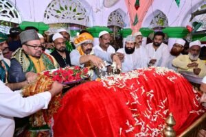 रिसालदार बाबा की मजार पर CM हेमंत सोरेन, मांगी यह दुआ… देखें तस्वीरें